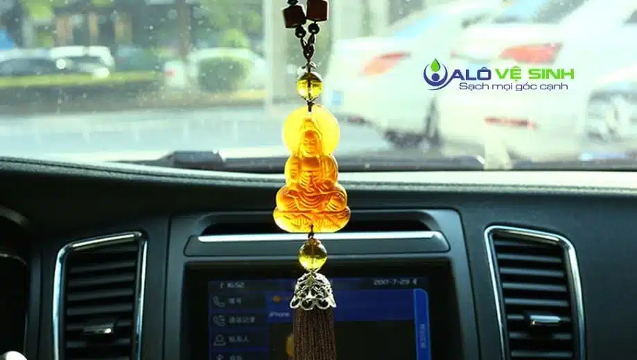 Tượng phật treo xe hơi cho một chiến đi thượng lộ bình an