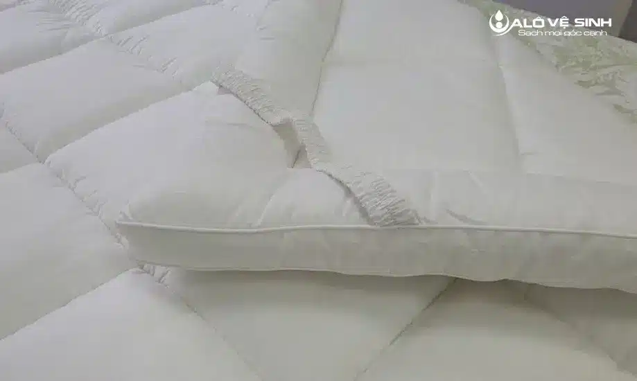 Vệ sinh đệm topper thường xuyên bởi nó tiếp xúc trực tiếp với da