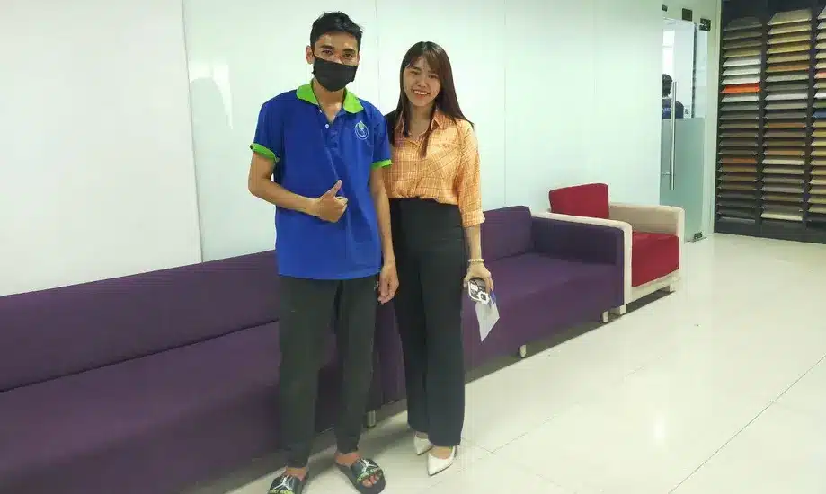 Nhân viên Alo Vệ Sinh giặt ghế sofa tại nhà Quận 3 