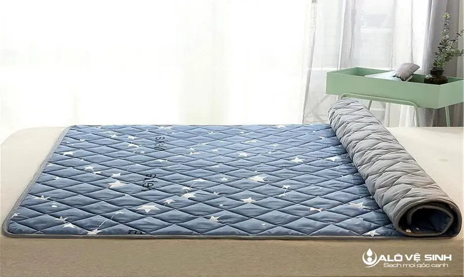 Vệ sinh nệm mỏng thường xuyên để nệm luôn tươi mới