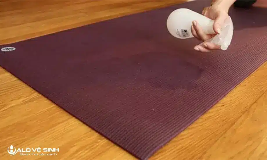Vệ sinh thảm yoga bị mốc ngay tại nhà nhanh nhóng