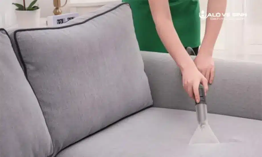 Mẹo Tẩy Vết Dầu Mỡ Trên Ghế Sofa Tại Nhà Đơn Giản, Nhanh Chóng Bạn có thể sử dụng máy giặt cầm tay tại nhà để vệ sinh vết dầu mỡ trên ghế