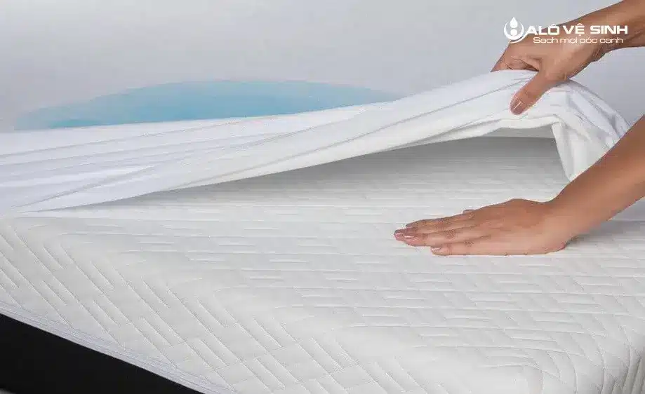 Việc đầu tiên bạn cần làm là tháo rời ga nệm