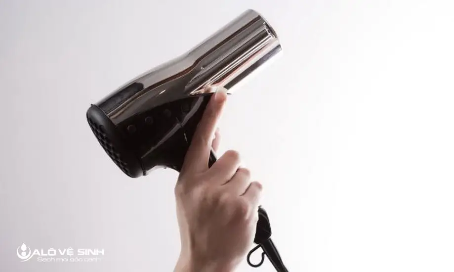 Xử lý thảm lông bị bết bằng máy sấy