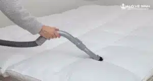 Cách vệ sinh nệm topper bằng máy hút bụi