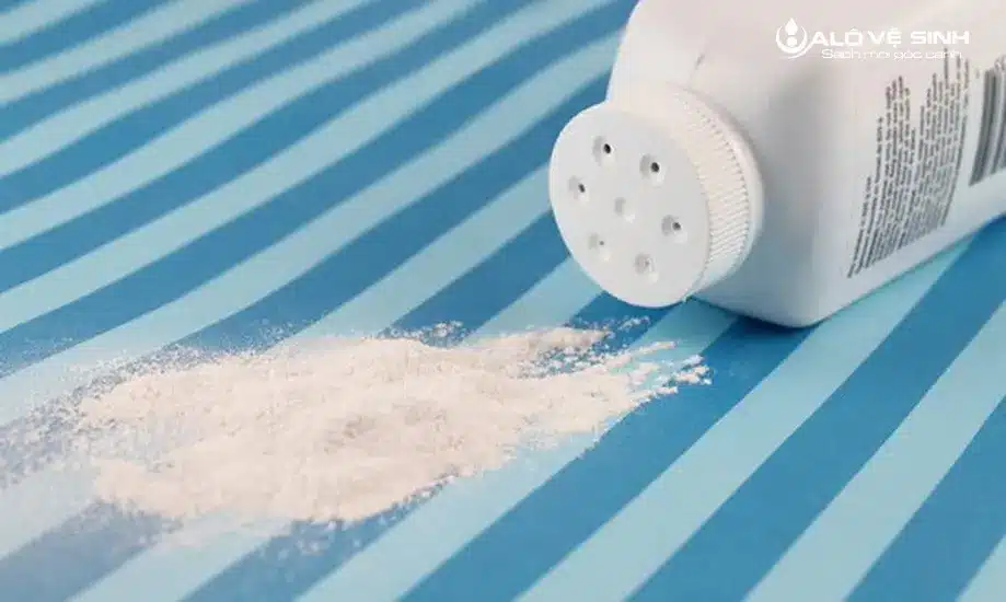 Làm sạch nệm cao su non có mùi hôi bằng phấn rôm