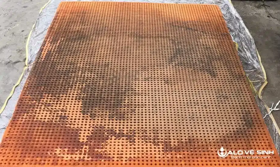 Nệm cao su bị đen do không vệ sinh thường xuyên