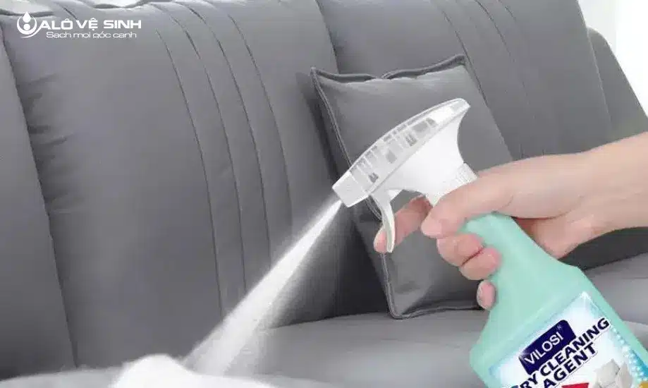 Sử dụng dung dịch vệ sinh ghế sofa nỉ