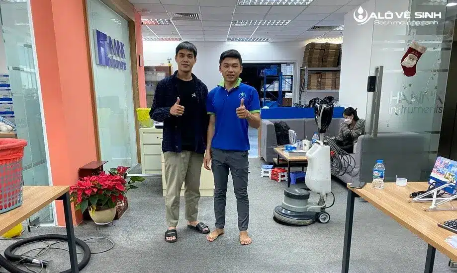 Nhân viên Alo Vệ Sinh giặt ghế văn phòng cho khách hàng tại Quận 4