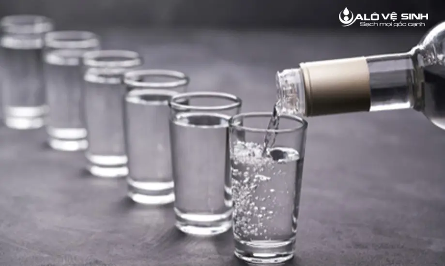 Dùng rượu để tẩy vết mực bút bi