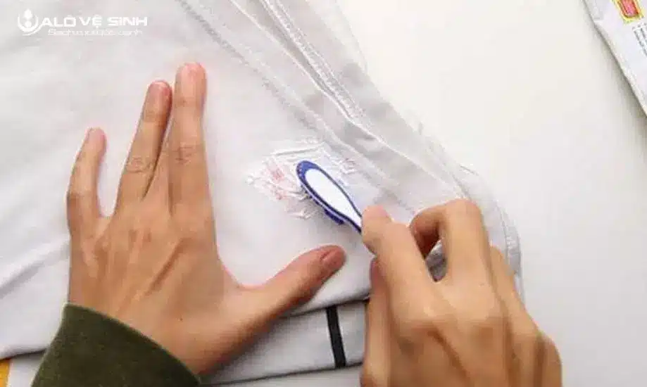 Lưu ý khi dùng các phương pháp tẩy vết mực bút bi