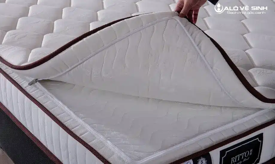 Ngăn vết máu trên nệm bằng tấm lót nệm