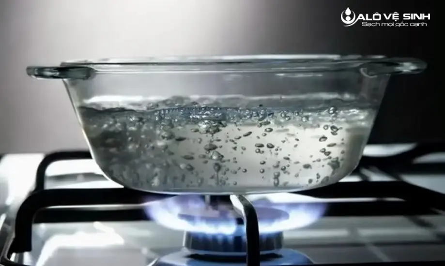 Tẩy sạch vết mực bút bi bằng nước sôi