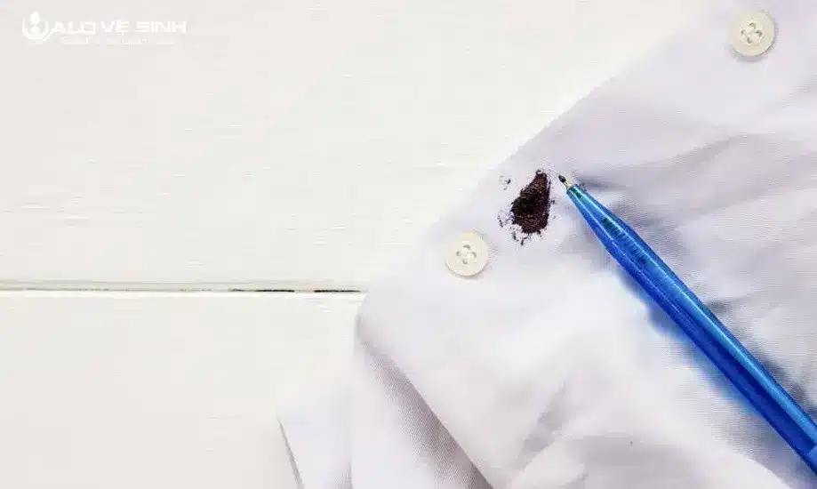 Tẩy vết mực bút bi rất đơn giản, dễ làm tại nhà