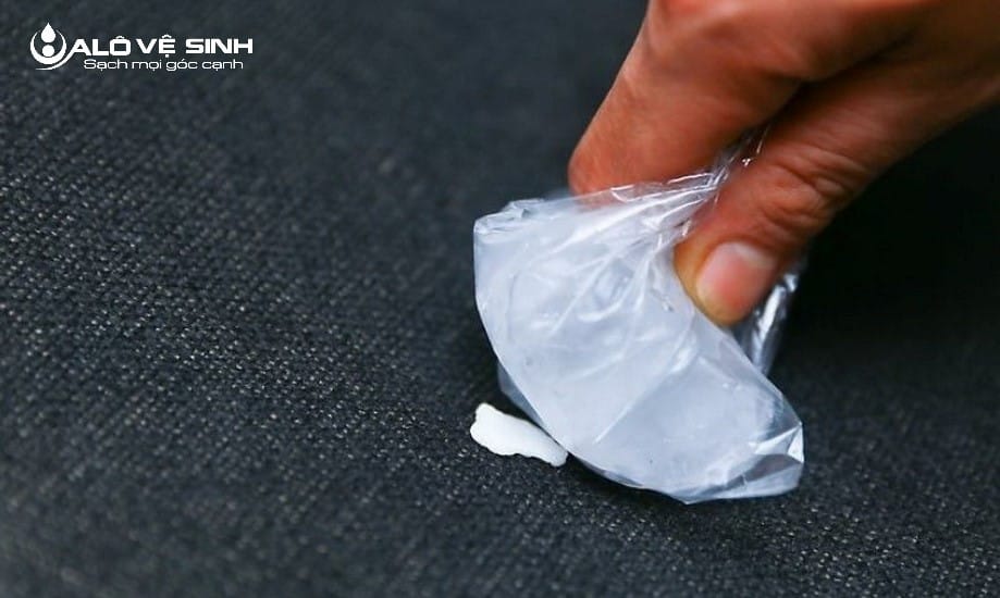 Dịch Vụ Giặt Thảm - 30 Phút Có Mặt & Giá Tốt TPHCM Vết kẹo cao su trên thảm